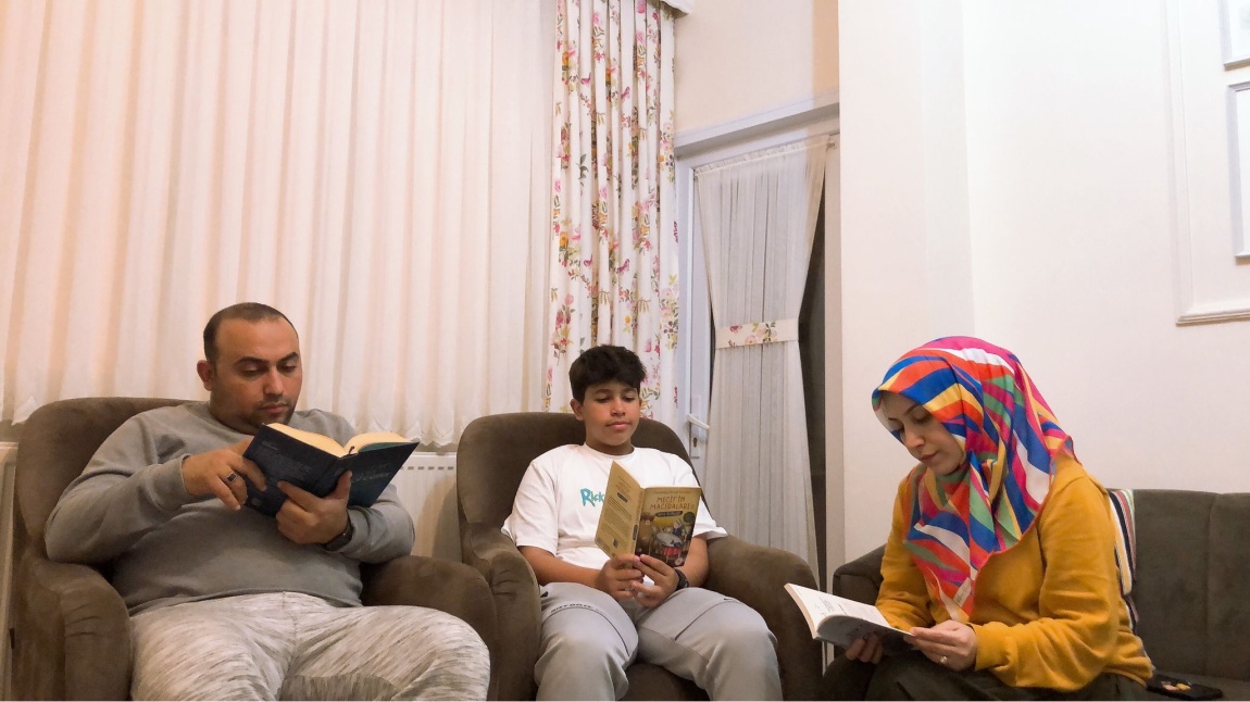 Okul Öğrenci Meclisi Öğrencilerimiz Aileleri İle Birlikte Kitap Okuyor
